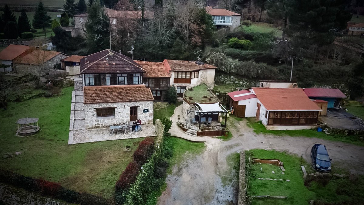 CantoTerra's tweet photo. O CANTO DA TERRA DESDE EL AIRE. 🦅
•
📸 Foto aérea de nuestra casa y sus instalaciones.
•
#travel #vacation #trip #holiday #tourism #nature #wanderlust #hotel #instatravel #travelgram #rural #adbenture #wine #view #ribeirasacra #turismorural #galicia #spain #vino #nature https://t.co/mjbApuiWoZ