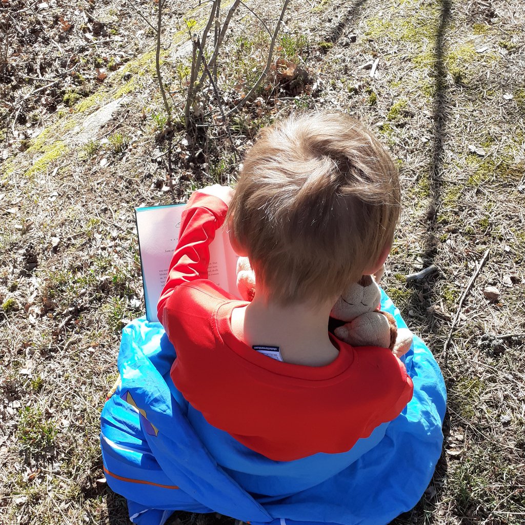 #Väldsbokdag, läsdag, utedag! #Runbacka #solskol