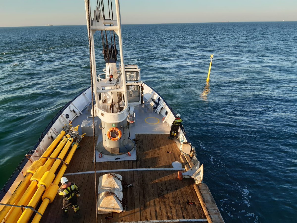 MTZ_Helgoland's tweet photo. 🥳 Die erste Tonne liegt!
7 more to come...  Aber schnell geht‘s! #innoven #helgoland #nordsee #seemännerarbeitenschnell https://t.co/SLGxz9VLUV