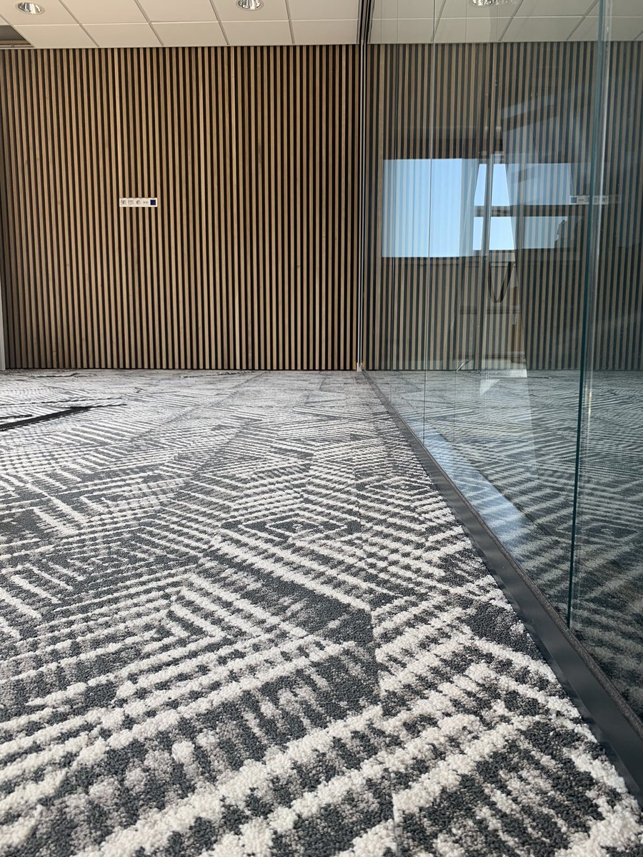 CANconcepts's tweet image. Gaaf tapijt en pakketvloer geplaatst in kantoor dijckerhoek!!! Dank aan #shaw #LLParket #Dijckerhoek