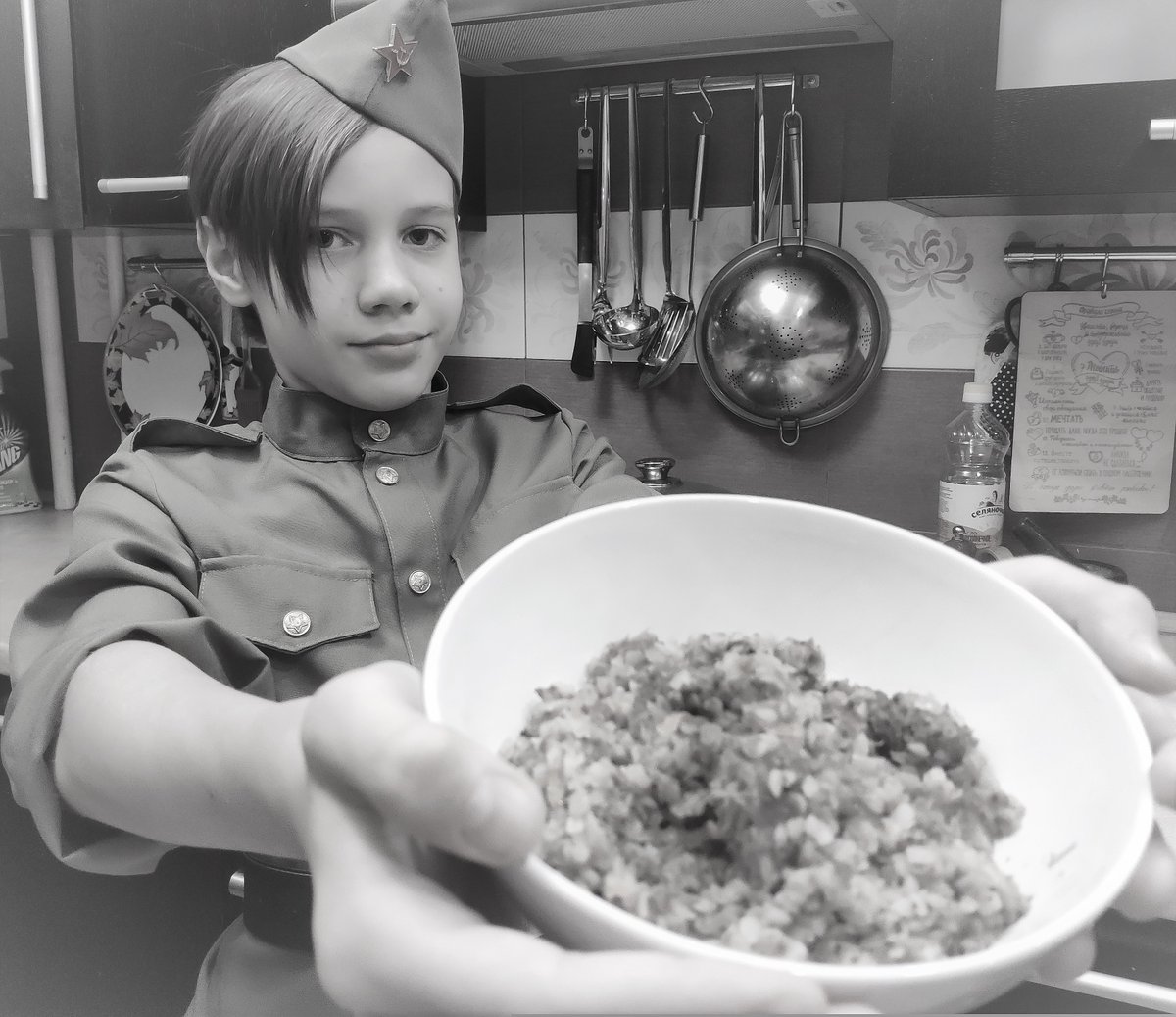 А вы знаете, что сказка о солдатской каше из топора появилась не просто так? 
Однажды Суворову доложили, что продукты на исходе. Тогда он посоветовал  сварить кашу из всего, что есть. Повар так и поступил. А в шутку сказал, что сварил кашу из топора.