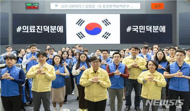 대한민국의 진정한 영웅입니다.

news.v.daum.net/v/202004231622…
정은경 질병관리본부 중앙방역대책본부 본부장과 관계자들도 존경을 의미하는 수어 동작을 함께하며 3개월째 진료현장에서 사투를 벌이고 있는 의료진의 숭고한 헌신을 되새겼다.