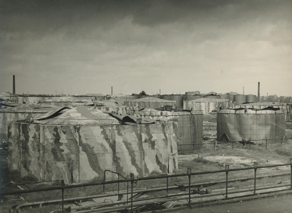 Shell_Nederland's tweet photo. Zelfs na #75jaarvrijheid, geeft de Tweede Wereldoorlog nog onbekende verhalen prijs. Over theezakjes uit de lucht, gecamoufleerde opslagtanks, gedecoreerde schepen en voor de bezetter verborgen olie. Lees het hier 👉 https://t.co/czS4dniHvr https://t.co/iTUlak28Gz