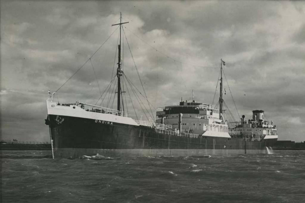 Shell_Nederland's tweet photo. Zelfs na #75jaarvrijheid, geeft de Tweede Wereldoorlog nog onbekende verhalen prijs. Over theezakjes uit de lucht, gecamoufleerde opslagtanks, gedecoreerde schepen en voor de bezetter verborgen olie. Lees het hier 👉 https://t.co/czS4dniHvr https://t.co/iTUlak28Gz