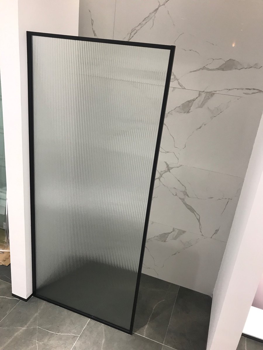 W711010 series fixed panel

The reeded glass wetroom can be elegantly framed in a chrome, matte black or  rose golden finish by aluminum &amp; SUS304 stainless steel with a matching towel rail or top support bar as an optional add on.