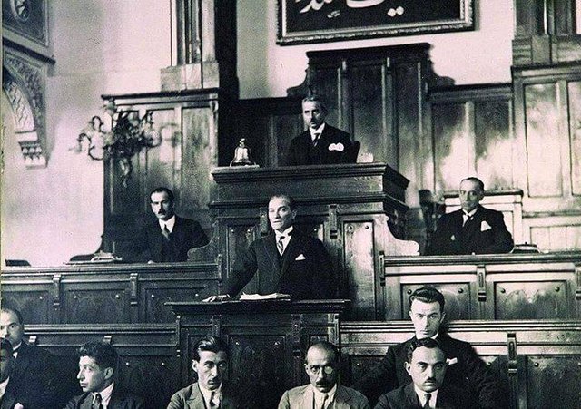 Bugün işlevi her ne kadar yitirtilmiş de olsa 100. yılında hala monarşiye karşı #Devrim 'in sembolü olarak ayakta duran #TBMM' nin ve bağımsızlığın 100. yılı kutlu olsun. #MustafaKemalATATURK