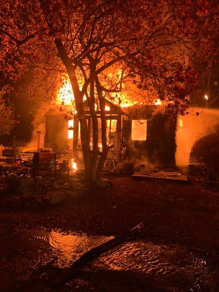 PoliceFireEMS's tweet photo. (DELAYED) NEWTOWN CT- #WORKINGFIRE #CTFIRE https://t.co/LRP4bPWgfv
