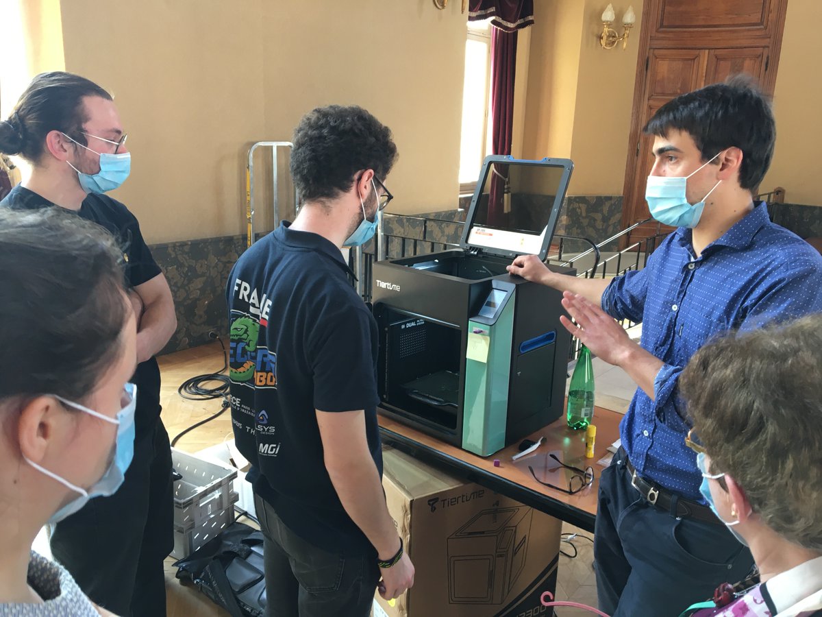 ECEingenieurs's tweet photo. Nos étudiants de l'association de robotique, @Eceborg, ont répondu présents à l'appel lancé par la @mairie15 ; nos élèves et d'autres bénévoles aident à l'impression de visières de protection pour le personnel soignant. 

#ecoledingenieurs #ingenieurs #confinement https://t.co/0WnF9Olw74