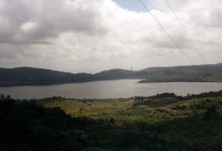 One shot taken at 10,000 feet altitude, frame 300, showed mountains around Cote Lake in Guanacaste Province, 25 miles south of Nicaragua. A disc-like object appeared clearly on the lower half of the lake.  #OVNI  #lagunadecote  #ufotwitter  #CostaRica