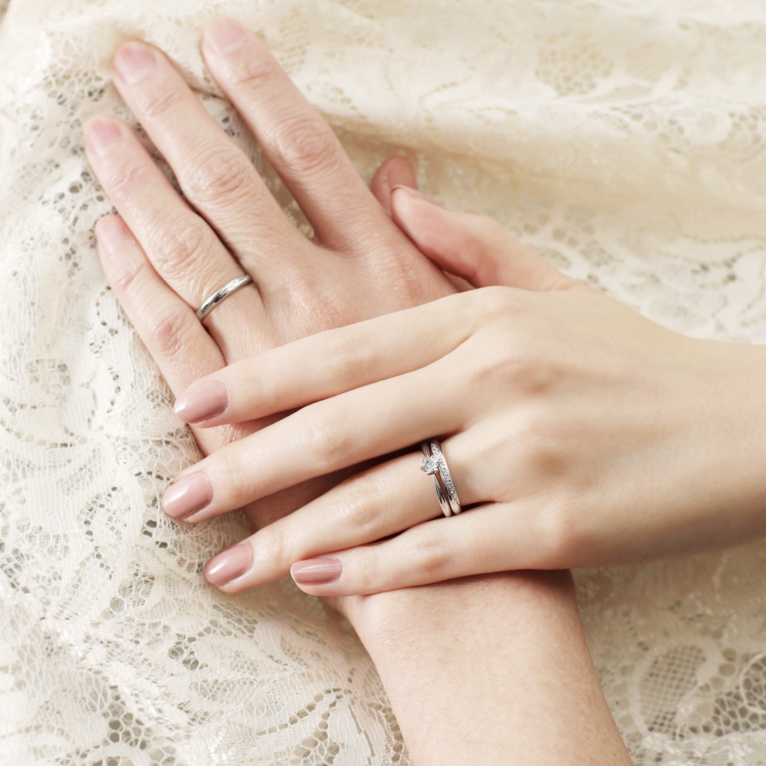 ケイウノ 4 23発売の新作 Vera Forza ヴェラ フォルツァ イタリア語で 真の強さ を意味する結婚指輪 一筋のラインは ふたりの気持ちの強さの証 シンプルな指輪こそ デザインの意味も大切に 指輪を見つめるたび 大切な気持ちを想い出せる