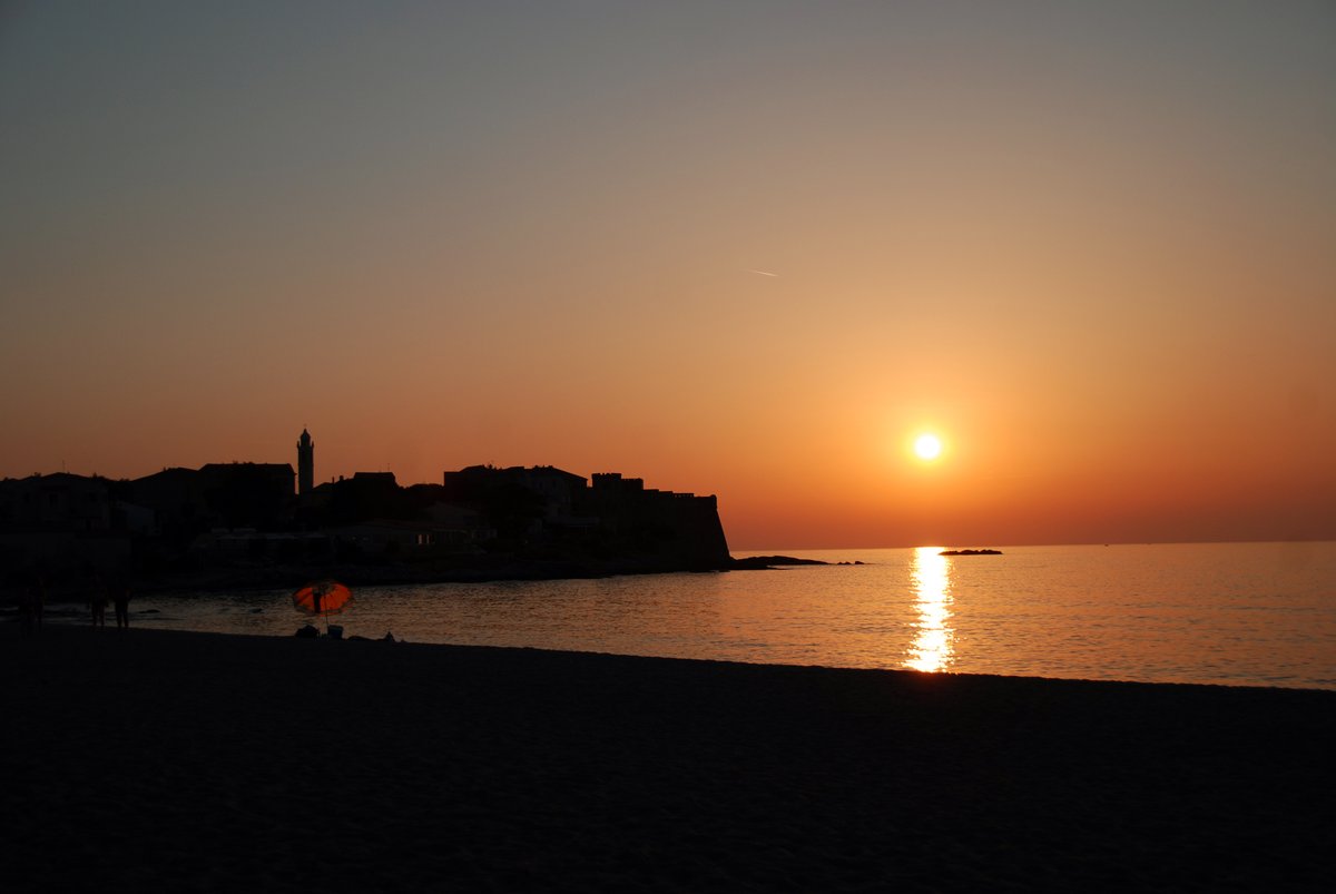 gitescorsica's tweet photo. #JeudiPhoto
Du lever de soleil au dessus du #MontGozzi au coucher de soleil à #Algajola, l'Île de Beauté porte bien son nom 😍
#GitesCorsica #GitesDeFranceCorse #Corse #GitesDeFrance #SoleilEnCorse https://t.co/0Smyz4jFC8