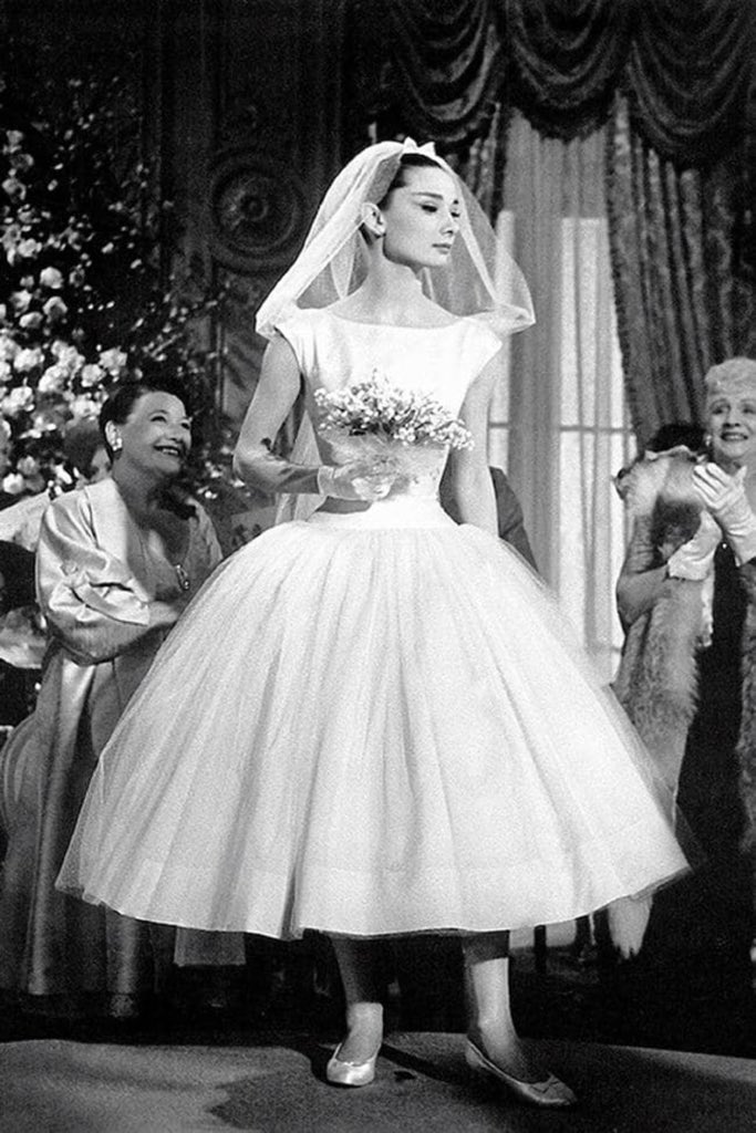 #модныйсловарь Бато (фр. bateau — "лодка") - овальный вырез, напоминающий лодочку, оставляющий верхнюю часть плеч открытой. Впервые появился на матросской униформе, чтобы моряк мог быстро снять тельняшку, оказавшись за бортом.