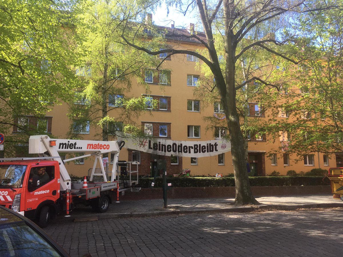 Wenn euer riesiges #LeineOderBleibt-Banner seit Wochen verzwurbelt ist und dann die netten Jungs vom GvL Baumdienst zur Baumpflege in der Straße unterwegs sind, und es einfach fix entwirren. Besten Dank für die Hilfe!!! #schillerkiez #keinhausweniger #wirbleibenalle