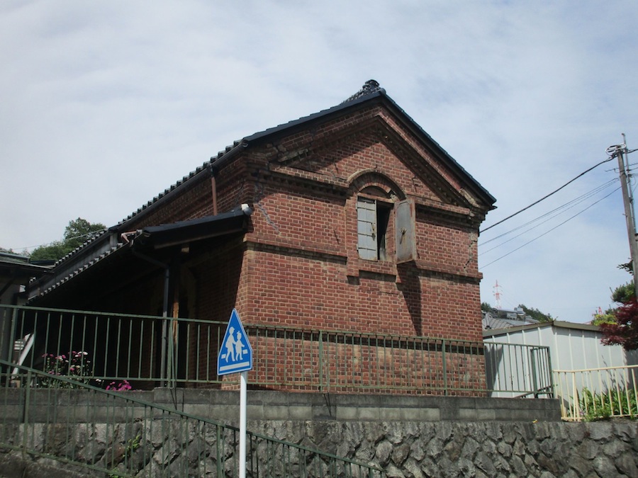 仙洞田安宏 山梨の煉瓦施設 旧歩兵第四十九連隊糧抹庫 甲府市北新 明治41年 外壁は オランダ積み の組み構造 で 甲州煉瓦製造の赤煉瓦 現在は山梨大学の赤レンガ館として活用しています 東京電力駒橋発電所落合水路橋 都留市古川渡 明治