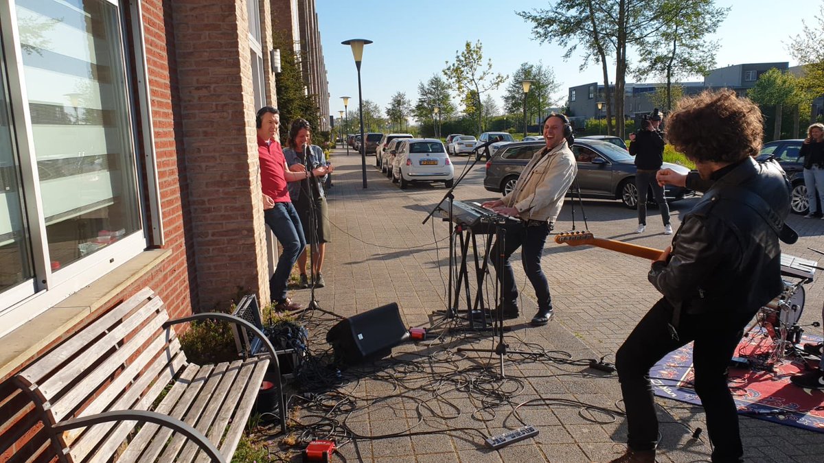 PJMSchulten's tweet photo. Net verrast door een (1,5 mtr) straatoptreden van de Coronas, via @NPORadio2 .  Fijn feelgood-moment in deze rare tijden. Dank je wel @AML72!! https://t.co/KylxRRifiU