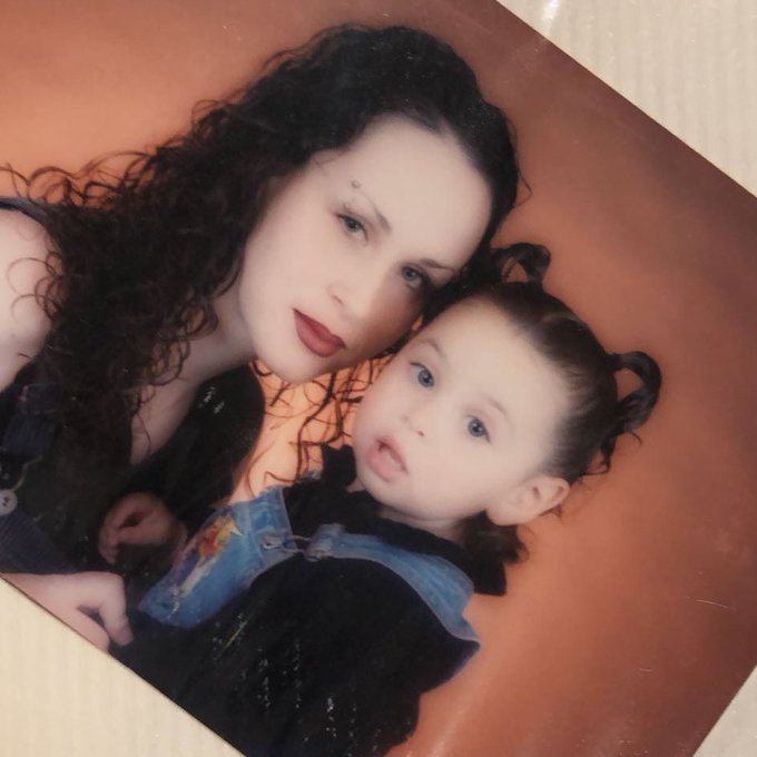 It&rsquo;s 1am and I just felt like sharing pictures of me when I was little😂❤️ https://t.co/JtMGJUDQbB