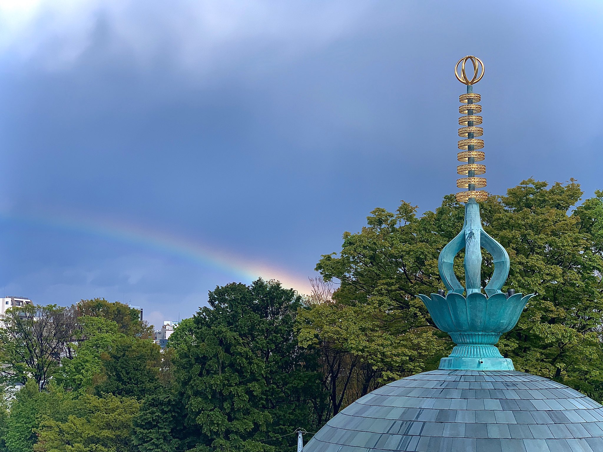真如苑インフォメーション 突然の雨が上がり 立川に二重の虹がでました 総本部 真澄寺のパゴダ越しにも虹を見ることができました