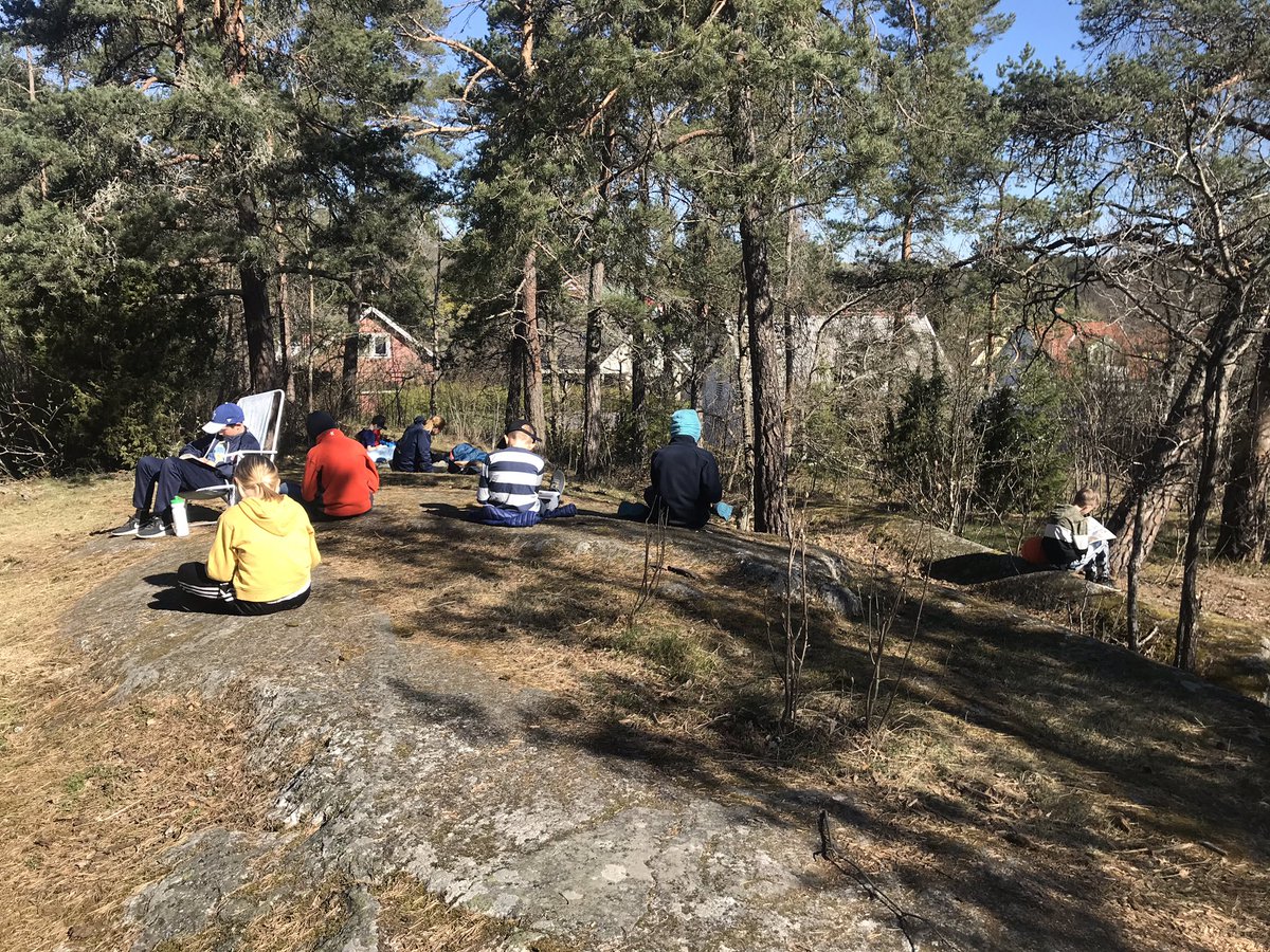 Jossanna's tweet photo. Åk 3 uppmärksammar världsbokdagen med en läsdag, helt efter elevernas önskemål. Många ville dessutom passa på att läsa ute på vår fina skolgård. #elevinflytande #runbacka https://t.co/8lvDENFxrk