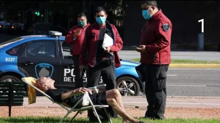 JuanPercaz's tweet photo. foto 1, una Sra del barrio de Belgrano sale a tomar sol, lxs policías le quieren labrar un acta, ella lxs maltrata y vuelve a su depto.
foto 2, una mujer de Pergamino sale a repartir pan casero para darle de morfar a sus hijos, la policía la detiene y le secuestra la moto. https://t.co/FBDK7mB3ME