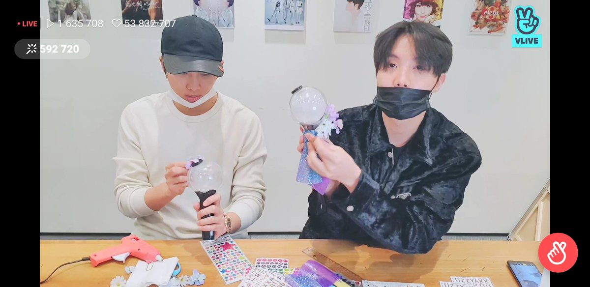 _cookie_taetae's tweet photo. Наши милые мастера🥰❣

#BTS #ARMY #RM #JHOPE https://t.co/DMpf8a6juB