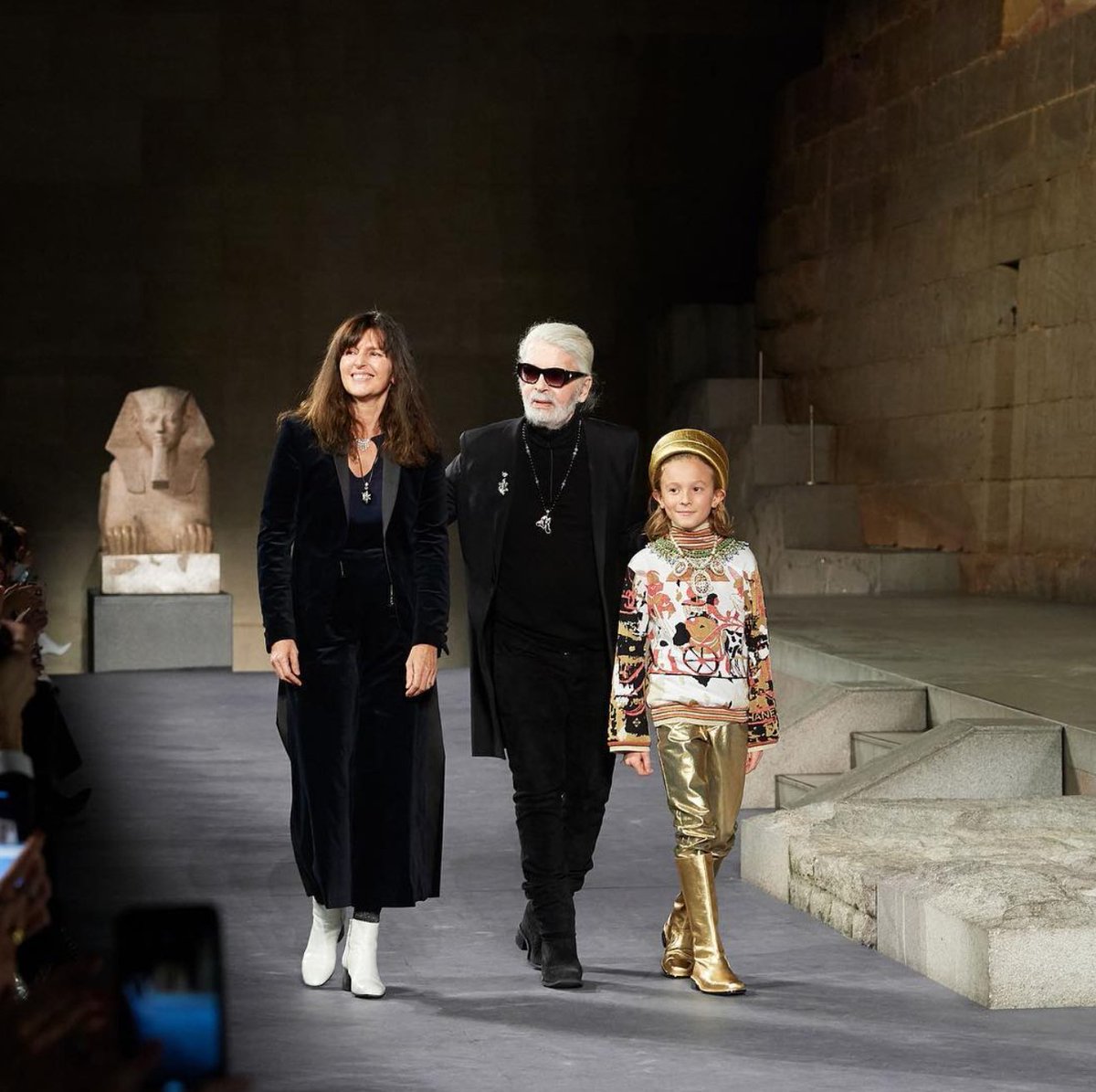 Quel imaginaire se cache derrière l'un des derniers défilés de Karl Lagerfeld ? Dévoilé dans le cadre du temple de Dendour, au Met Museum de New York, la collection "Métiers d’Art 2018/19" incarne un certain fantasme exotique de l’Égypte antique...  https://antiquipop.hypotheses.org/6593 