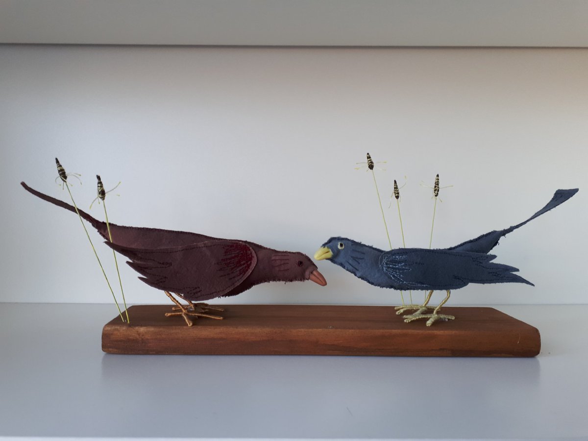 My blackbirds complete with plantains.
#blackbirds #gardenbirds #textileart #textilesculpture #finishingthingsoff 
@Phoenixtextile @TheEmbroidered