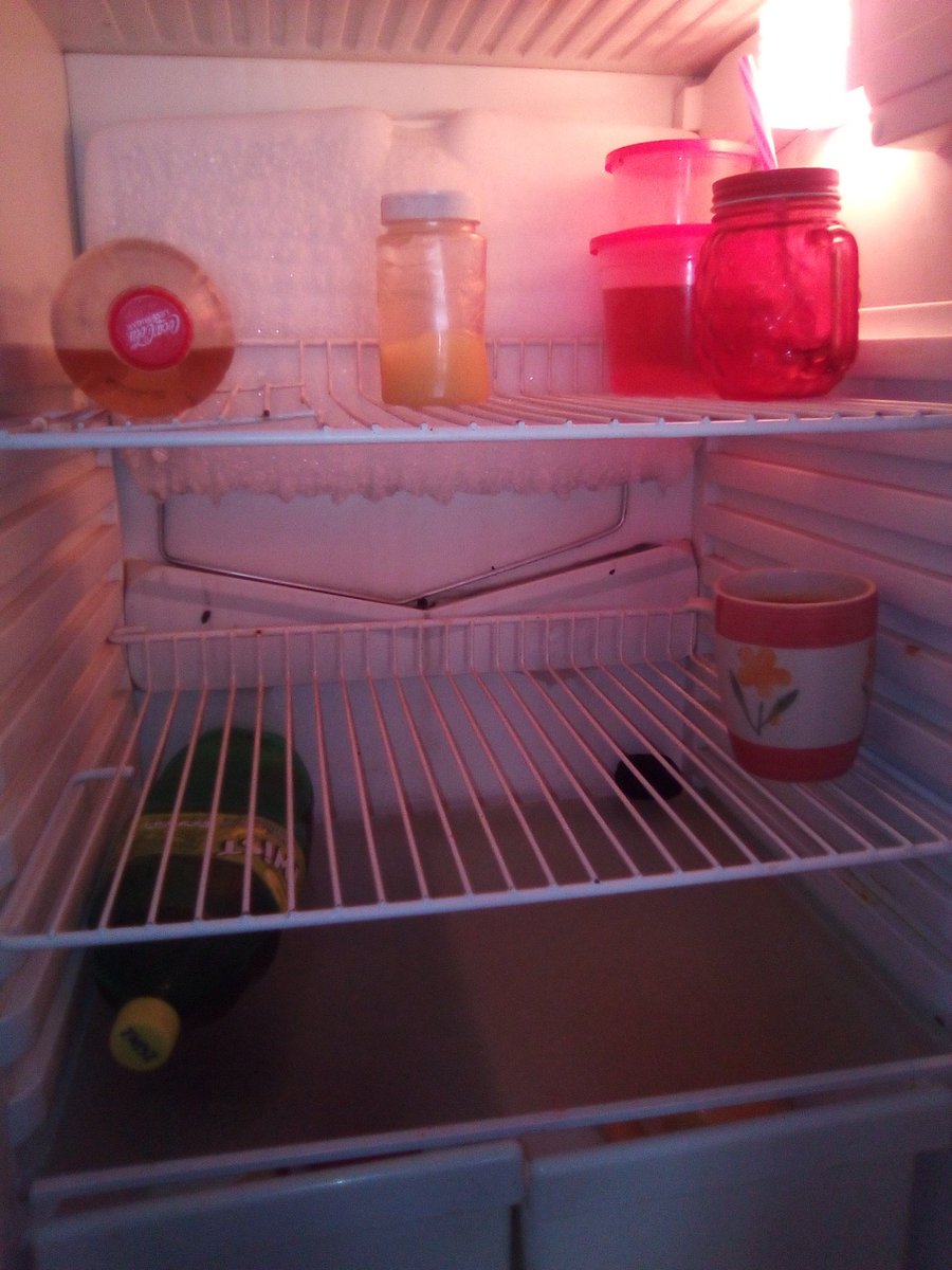 ramuki_r's tweet photo. @PresidencyZA @CyrilRamaphosa @lasizwe  Mr President you promised is food parcels but instead we are starving to death, where exactly are they being delivered???? 😭😭😭😭😭 https://t.co/6IRmw9enRn