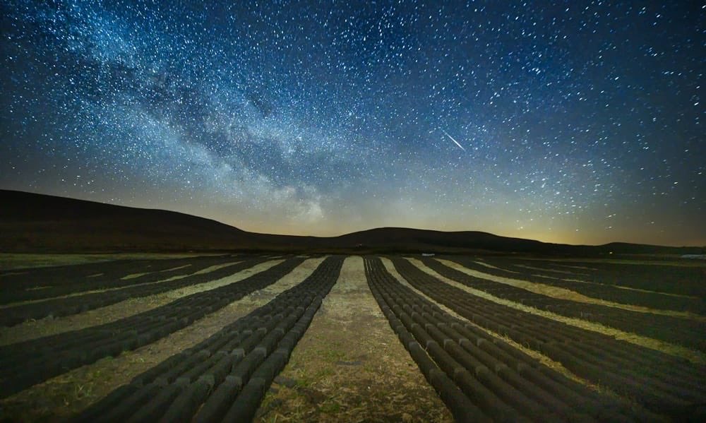 PressPhoto_IRL's tweet photo. Stars in our eyes... This picture by Michael McLaughlin @micknigg of a  Lyrid meteor shower over Ballycroy, Erris, Mayo, features on page one of the Irish Times today. #Lyridsmeteorshower #buyapaper #CapturingHistory https://t.co/z6xqflpPLP