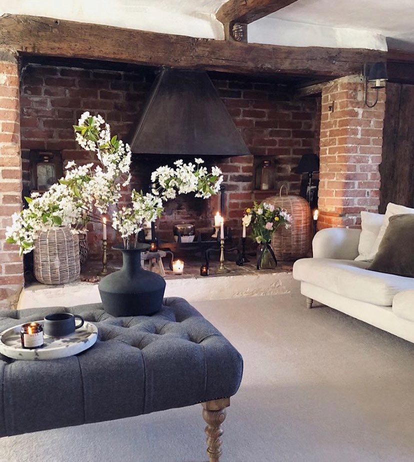 My round tray holding a candle &amp; a brew! What more do you need? 
Yes I know... 🍾 🥂

hannahharriet.com