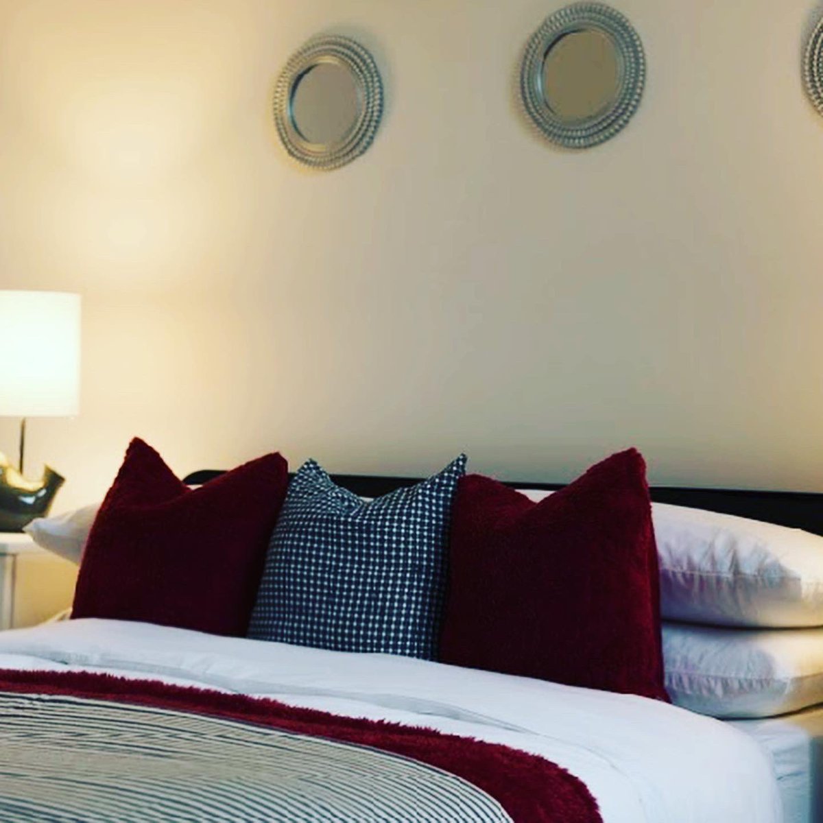 ParkServiced's tweet photo. Apartments 🛋 🖤
One night stays ✔️ 
Isolation haven ✔️ 
Professional Accommodation ✔️ 
Long term lets ✔️ 
We say #helpeachother 🤗 #nhs #nhsaccommodation #selfisolation #selfisolationaccommodation #accommodation #coronavirus #covid_19 #coronakindness #accommodationneeded https://t.co/hsDccIfgSM