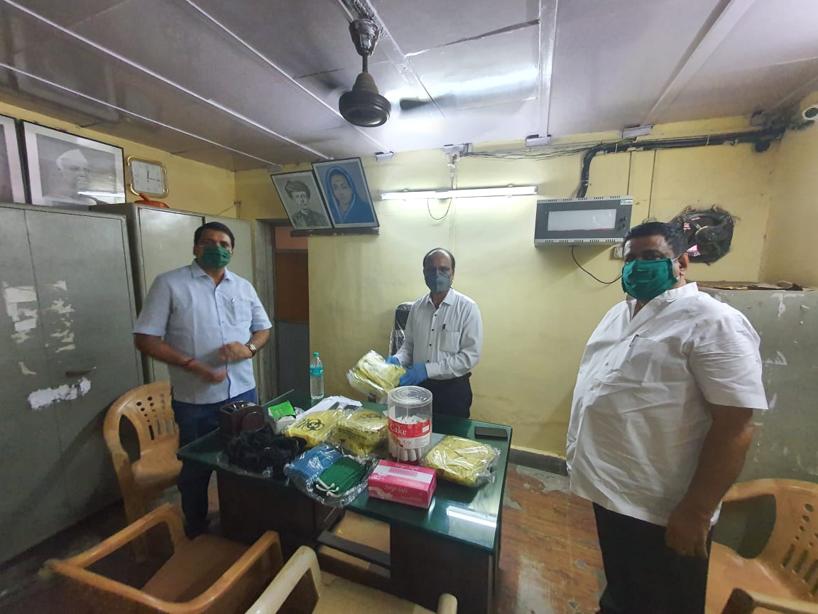 DhirajRMishra21's tweet photo. From safety point of view  Ex MLA @iNarendraMehta ji handed over #PPE_Kit, #Mask, #hand_sanitizer &amp; #hand_Gloves to Rationing office.

#fightagainstcorona https://t.co/xxxADc8Mp4