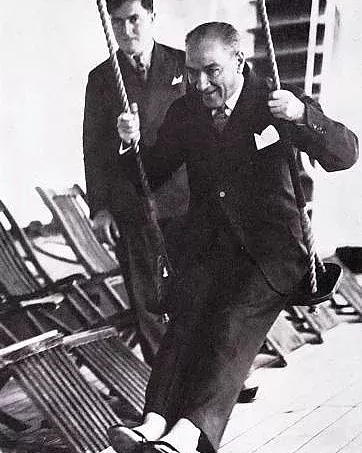 Çocuklara bayram hediye edip giden bu çocuğu saygı ve minnetle anıyoruz.