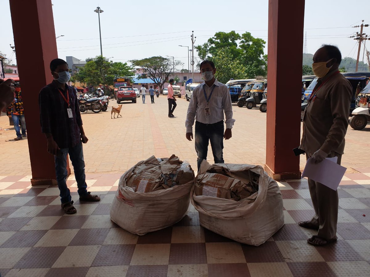 purnendupatra's tweet photo. @StudentSln Dr Sandeep Tripathy, SLNMCH, receiving 100 PPE KITS delivered to SLNMCH yesterday ...sent by Dhaval Patel (@dhaval241086 ) and coordinated by P K Patra (@purnendupatra ) https://t.co/gkJE7iP8iu