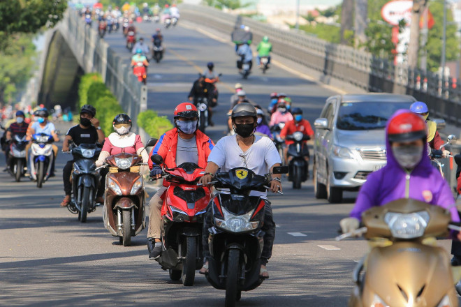 MienThinh's tweet photo. Today is the first day after the social distancing in Vietnam, people have started out on the streets, shops have opened and life has gradually returned to bustle.
#SocialDistancing #Vietnam  #Covid_19 https://t.co/1HOcEMb0yl