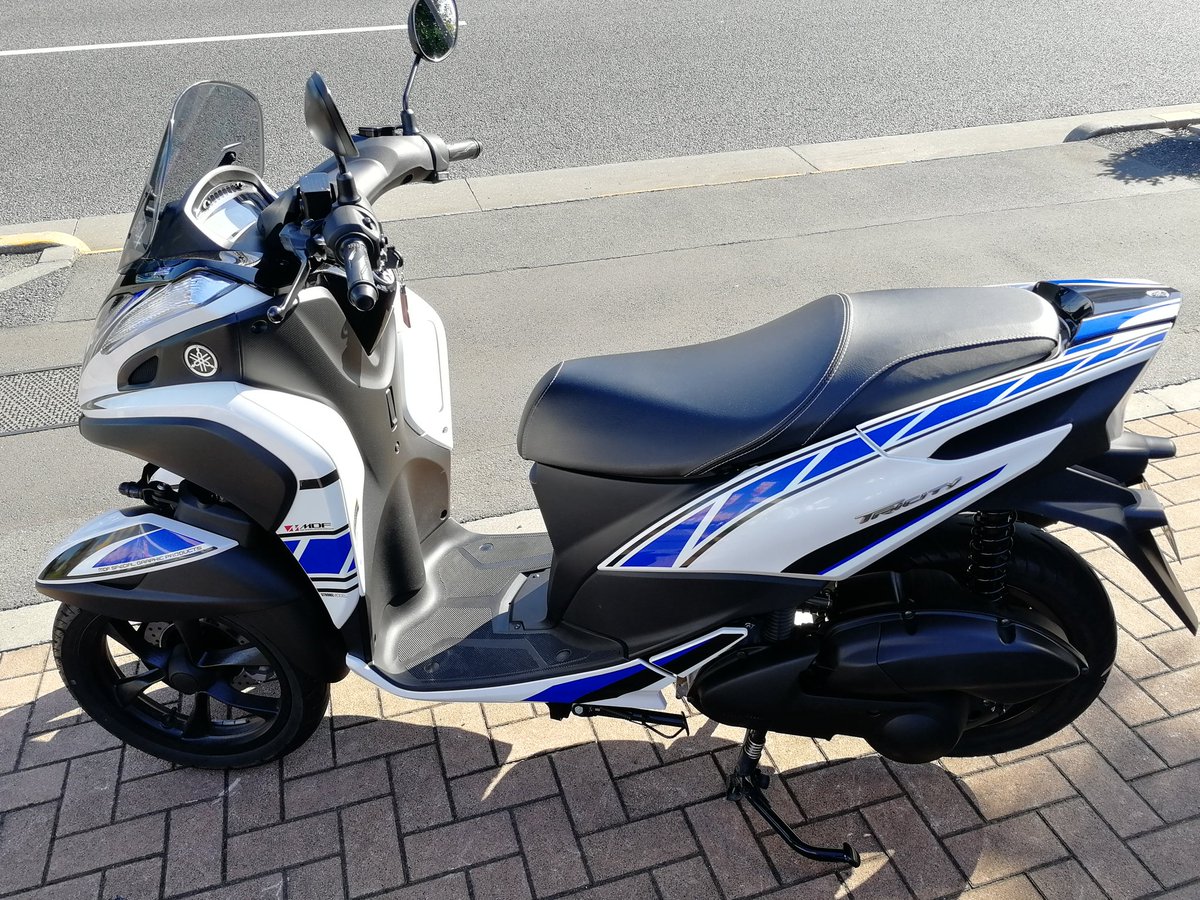 yspmitaka's tweet photo. トリシティストロボ仕様を施工させていただきました♪
ホワイトボディにブルーのストロボはすごく綺麗なラインがでますね(​ *´꒳`*​)
#トリシティ #MDF #ストロボ #YSP三鷹 #メカニック https://t.co/2ffkUCN4Hx