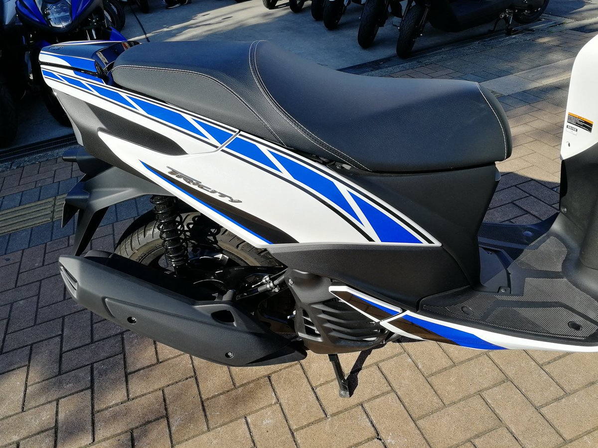 yspmitaka's tweet photo. トリシティストロボ仕様を施工させていただきました♪
ホワイトボディにブルーのストロボはすごく綺麗なラインがでますね(​ *´꒳`*​)
#トリシティ #MDF #ストロボ #YSP三鷹 #メカニック https://t.co/2ffkUCN4Hx