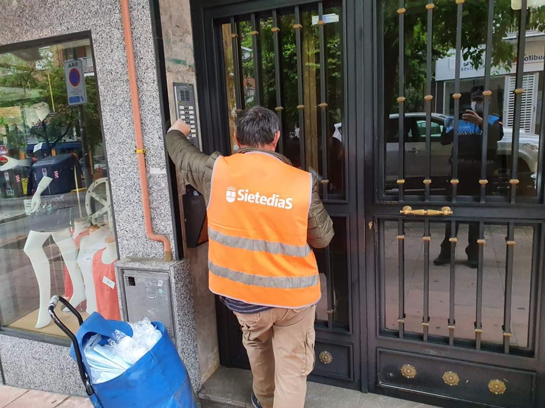 R_sanchezacera's tweet photo. #Alcobendas empieza el operativo de buzoneo de 270 mil #mascarillas. El equipo de reparto cuenta con el apoyo de @ALCBDS_Policia y @ALCBDS_Prote 📮😷

✔No hay ningún método perfecto; lo más efectivo es que funcione la solidaridad y el respeto. #Respetaatuvecino https://t.co/fKoE5yTbKo