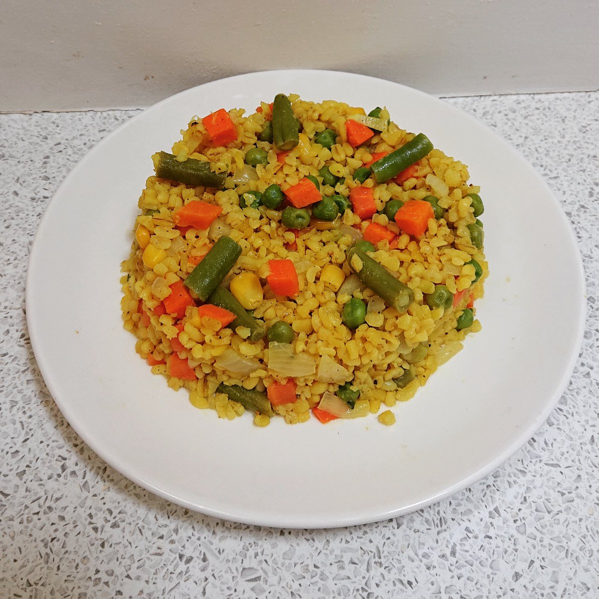 NaomyTemercan's tweet photo. Bulgur with vegetables.  Carrots, peas, green beans, corn, turmeric, onions and pepper.#bulgur. #vegetables. #carot. #peans. #corn. #turmeric. #onions. #pepper. https://t.co/nN7YRMwtPl