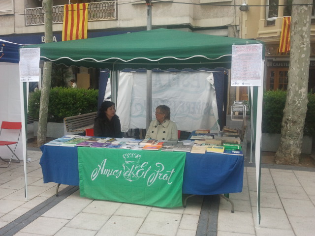 amicsdelprat's tweet photo. Bona diada de #SantJordi! @amicsdelprat va ser una de les entitats pioneres en posar parada a la plaça de la Vila de #elPrat. Però enguany és una diada diferent, fem #SantJordiAcasa i proposem recomanar #LlibresPratencs per mantenir l'esperit de la diada! https://t.co/WTGNY25UMv