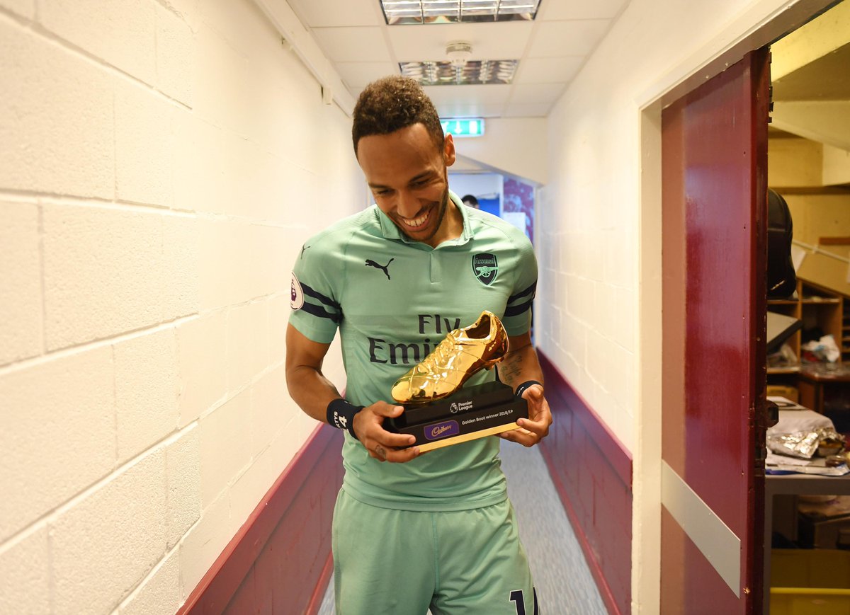  A fan favourite collected the  @premierleague Golden Boot...  https://twitter.com/Arsenal/status/1127605773209604096