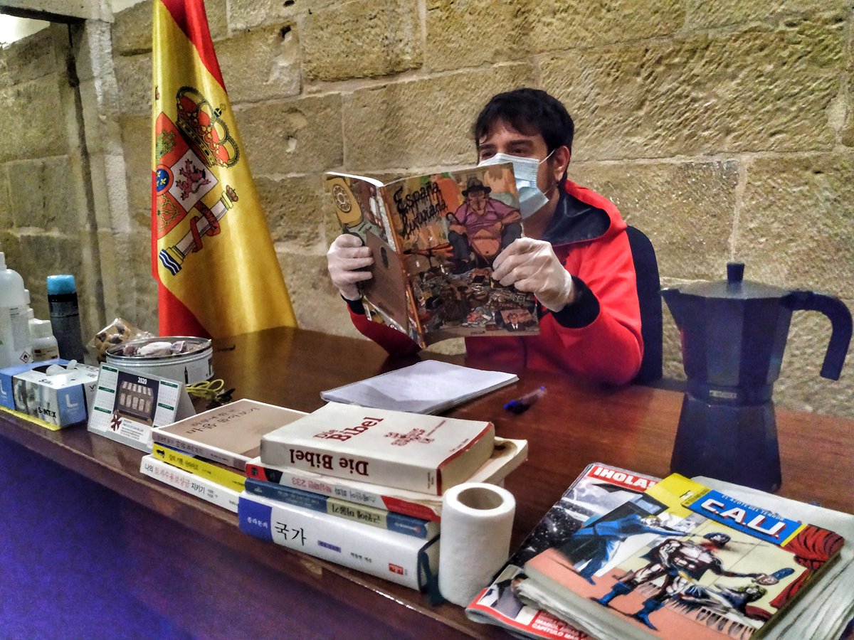 Ayuda <a href="/autsaidercomics/">Autsaider Cómics</a> Este escritorio no se va a llenar de libros él solo. 
Si hay suerte recogería en Castroviejo Librero (sin Twitter).