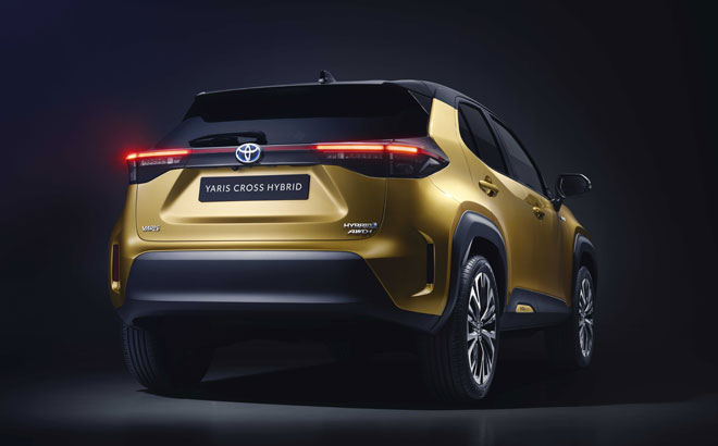 VidaPremium_web's tweet photo. Yaris Cross es el nuevo SUV-B que acaba de presentar Toyota, mide 4,18 metros y llevará mecánica híbrida de 116 CV, con tracción delantera o total AWD-i https://t.co/pK055XdNA7 @Toyota_Esp @ToyotaPrensa @RebecaGuillen #SUV #ECO #toyota @CarsiMiguel https://t.co/veYZ1R2Pn7