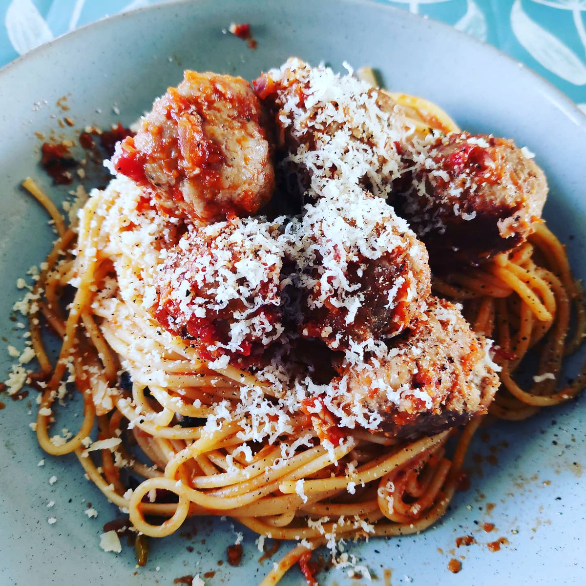 Cowboy_Cook's tweet photo. @jamieoliver meatballs from #MinistryOfFood the best beginner cookbook ever. This is lovely with a few ingredients to make a tasty tomato sauce #KeepCookingCarryOn 
 #cowboycook  #jamieoliver
#glasgowfoodie https://t.co/4g9OIMZkYq