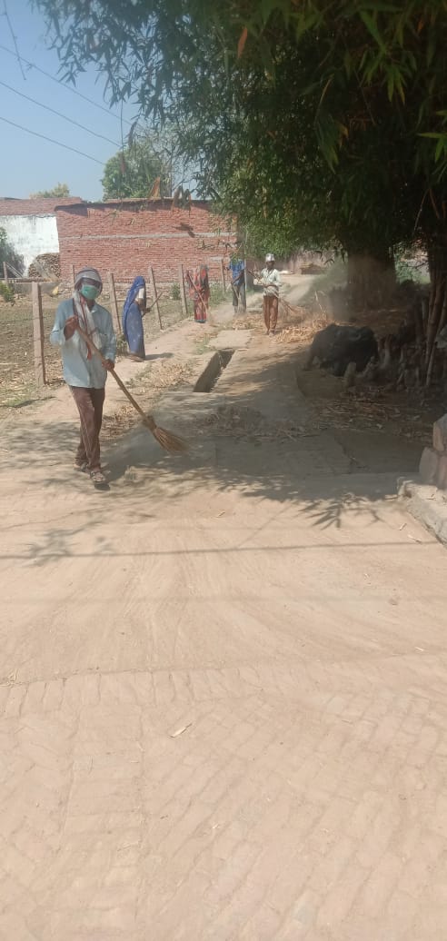 Zila Chitrakoot ke GP's me safai karmchariyo dwara niymit saf safai ka kary kiya ja rha hai.