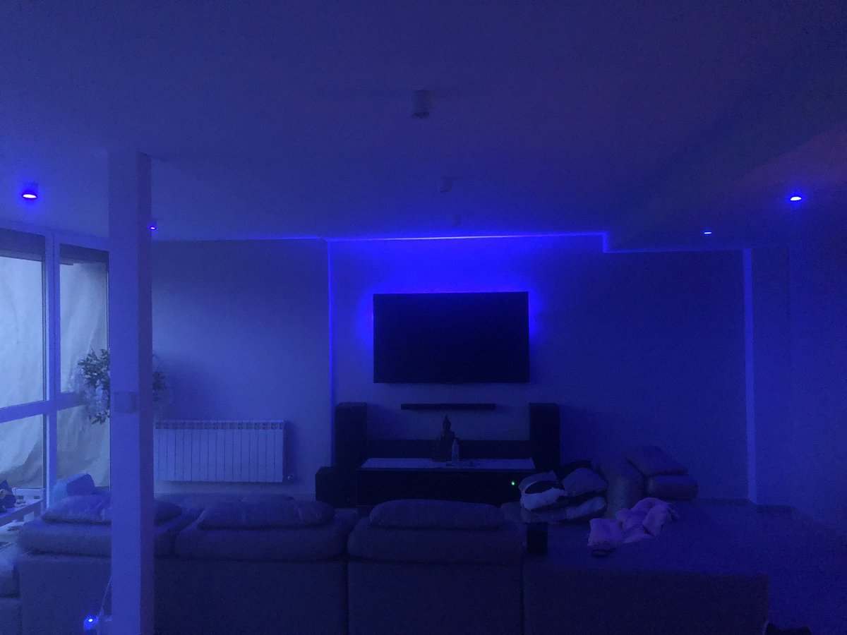 iviss81's tweet photo. @RickyFernandezR @PhilipsSpain Hola ricky yo tengo la casa automatizada con loxone, es un sistema más complejo, pero da posibilidades infinitas, en el salón tengo varias escenas de iluminación, por jemplo el modo cine me cierra las cortinas enciende la barra de sonido y cambia la iluminación. https://t.co/zKoA9zPZwP