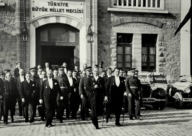 #MustafaKemalATATURK ‘Kuvayı Milliye’ yi amil ve milli iradeyi hakim kılmak esastır ’ demişlerdi. Ne kukla yönetimlerin damat feritleri ne de şeyhülislamın ölüm fermanı durdurabildi 👏👏👏✌