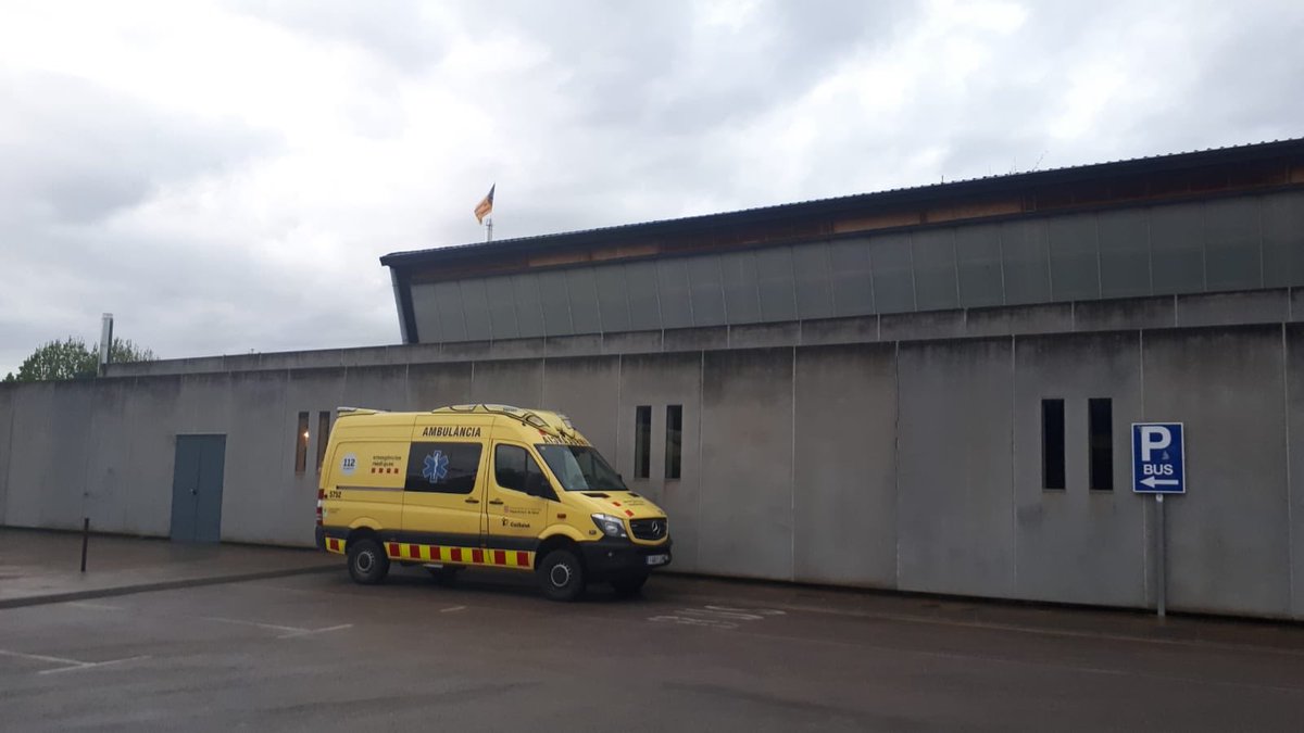 Moltes gràcies <a href="/Aj_Besalu/">Ajuntament de Besalú</a> , des del primer dia vam reubicar la base al pavelló reduïnt el risc de contagi, tant per als usuaris de la residéncia, com per nosaltres.👏🏼 #olot #garrotxa #covid #coronavirus #emergencies #ambulancies #ensensortirem #totaniràbé🌈