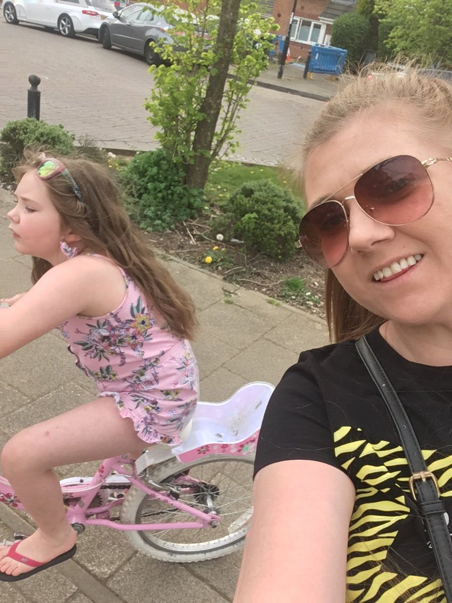 lmurta87's tweet photo. Lock down walks, getting our hour a day, beautiful blossom trees 🌳 making the most of the sunshine ☀️ @cashprimary https://t.co/S9ku6Ewmwu