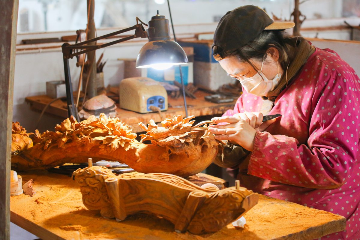 Volunteers of Rugao Culture Center visited Baipu town on April 21 and helped local craftspeople to sell their rosewood carvings via #livestreams. #Jiangsu