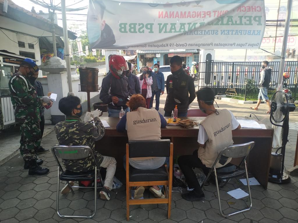 GusduriaS's tweet photo. Team gusdurian sumedang membantu pendataan dan memberikan edukasi ke pengendara yang mau melewati kawasan jatinagor kab.sumedang bersama tni,polri,satpol pp
#poskoguadurian #gusdurianpeduli #salingjaga #sumedangupdate #aumedanginfo https://t.co/aSwdBeaLOZ